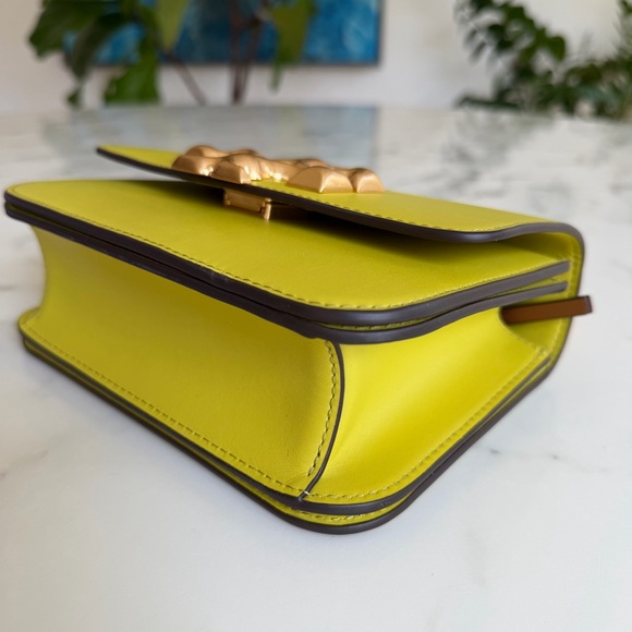Tory Burch Eleanor Small Convertible Shoulder Bag in Island Chartreuse Leather - Picture 11 of 16